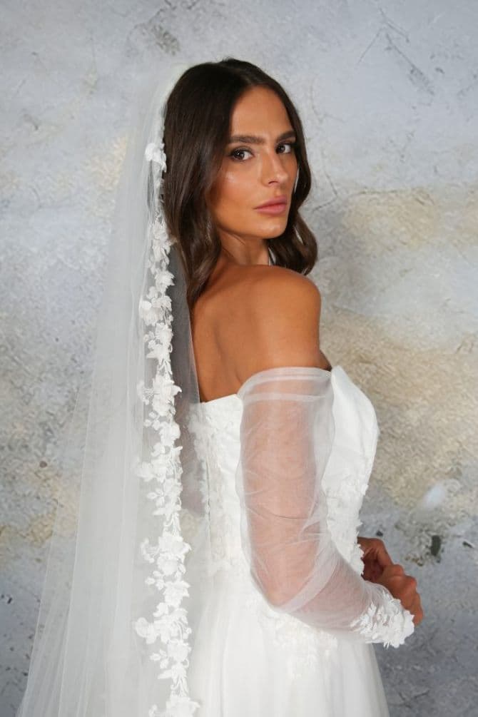 Model wearing Richard Designs C670A lace veil.